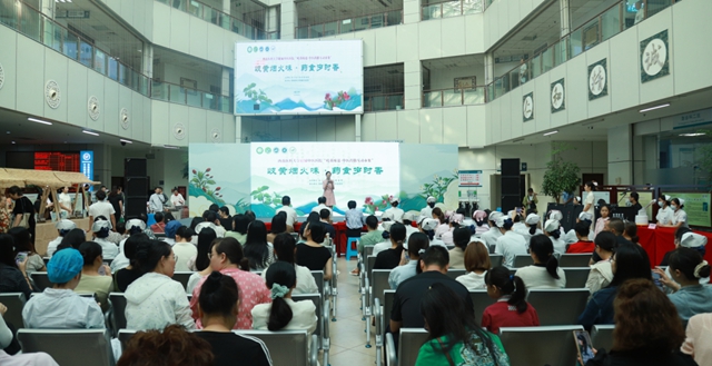 昨日，西南医大中医院再掀热潮