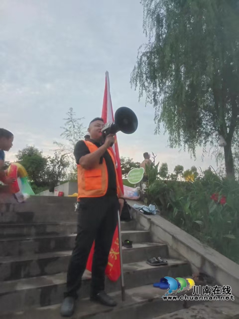 劝导（龙洪艳摄）.jpg