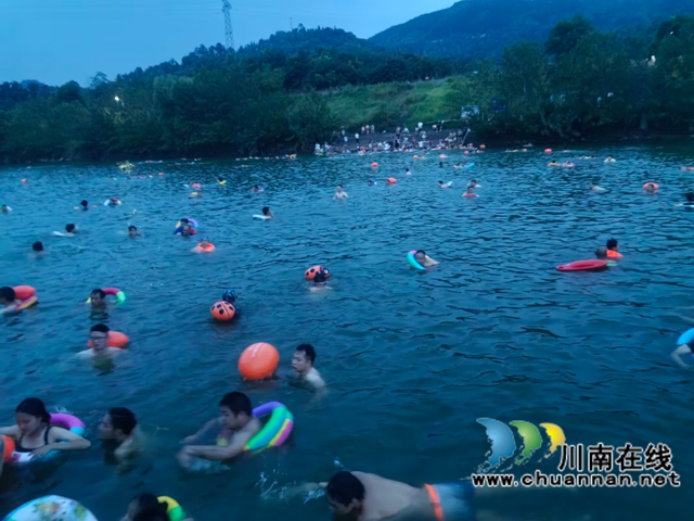 市民游泳（龙洪艳摄）.jpg