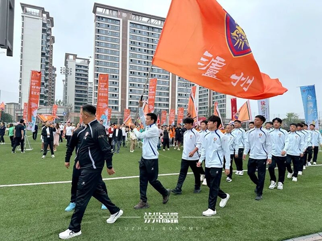 泸州窖香队出征！国足前主教练朱广沪现场打气