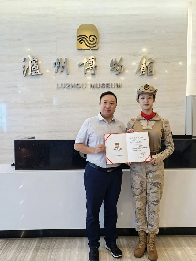 “泸州妹儿”先萍向市博物馆捐赠抗战胜利八十周年阅兵纪念徽章