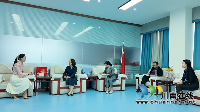 听取情况汇报（陈晓琳摄）.jpg