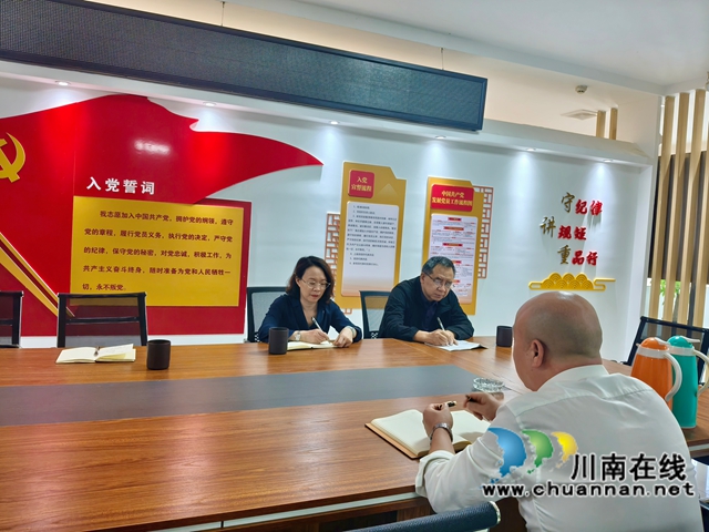 听取情况汇报1（陈晓琳摄）.jpg