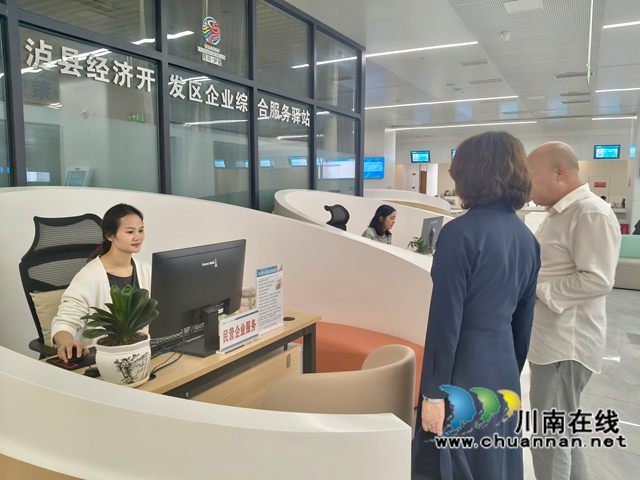 在民营企业服务窗口调研（陈晓琳摄）.jpg
