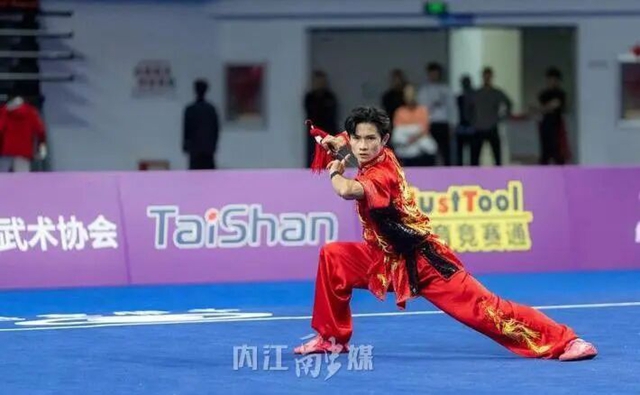 帅爆了！内江小伙一剑一枪斩获全国双冠