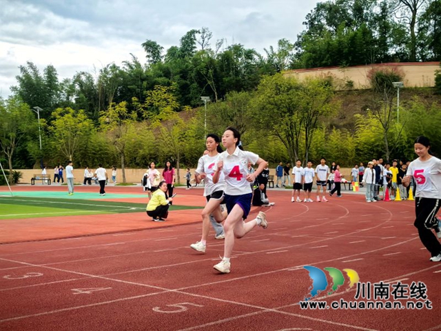 女子100米跑步现场.jpg