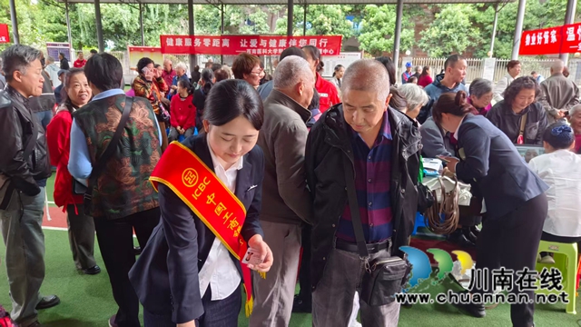 工行泸州分行:“金融便民”进矿区,服务退休职工暖人心(图3) 工行3.jpg