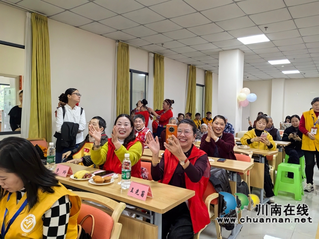 高兴地观看节目（曾佐然摄）.jpg