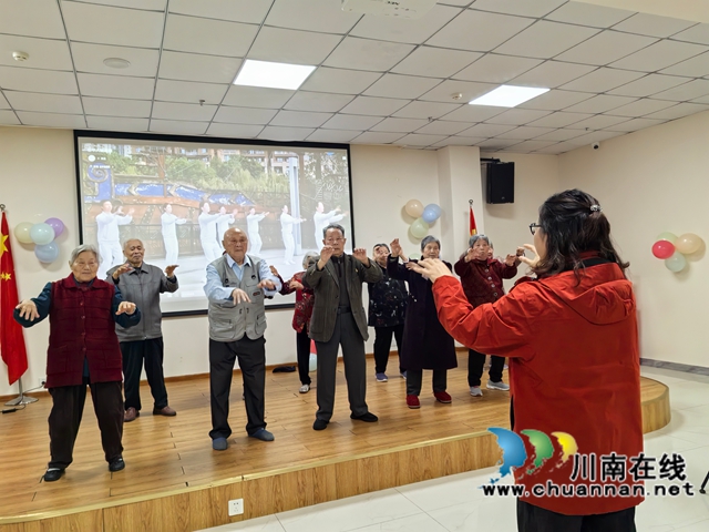 老人们跳起健身操1（曾佐然摄）.jpg
