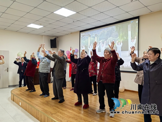 老人们跳起健身操（曾佐然摄）.jpg