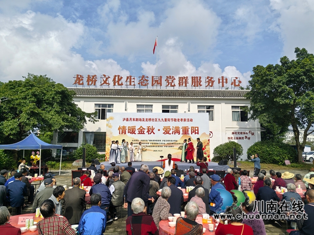 社区干部表演《汉服展示+山歌对唱》（曾佐然摄）.jpg
