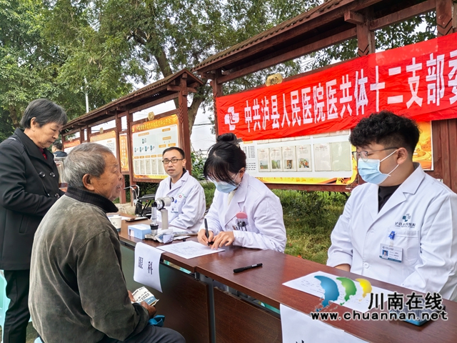 免费诊疗（曾佐然摄）.jpg