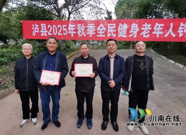 获得个人二等奖者与颁奖领导留影.jpg