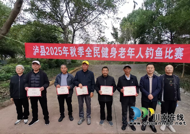 获得个人三等奖者与颁奖领导留影.jpg
