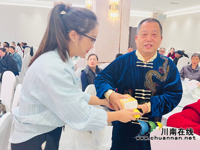 获得礼品（龙洪艳摄）.jpg