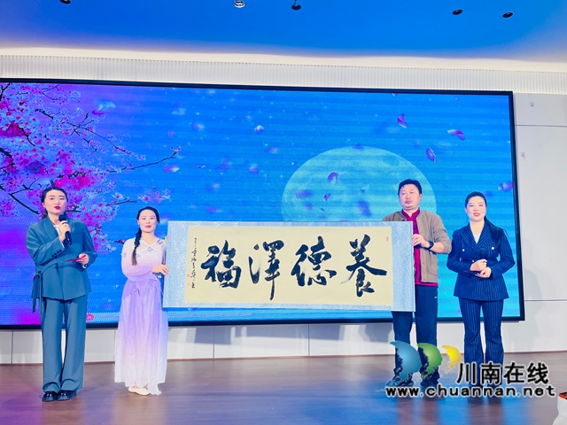 书法书写（龙洪艳摄）.jpg