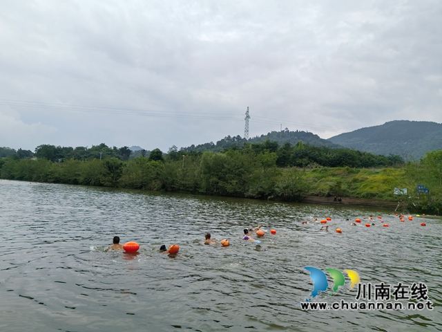 自由游（曾佐然摄）.jpg