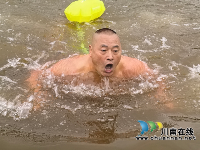 蛟龙出海（曾佐然摄）.jpg