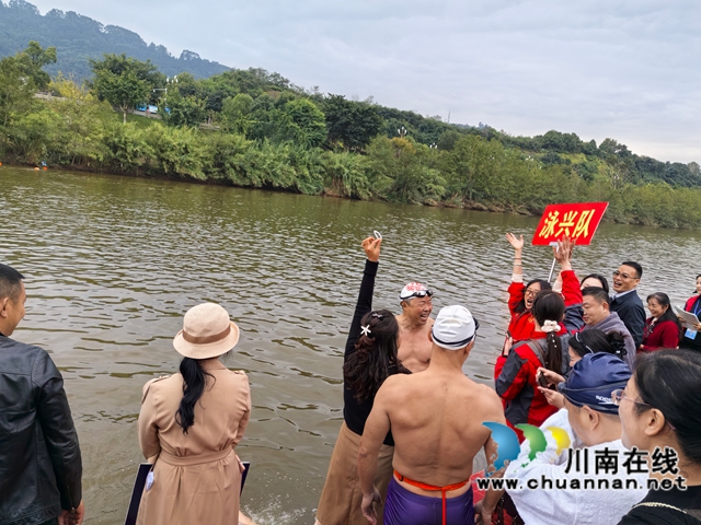 啦啦队（曾佐然摄）.jpg