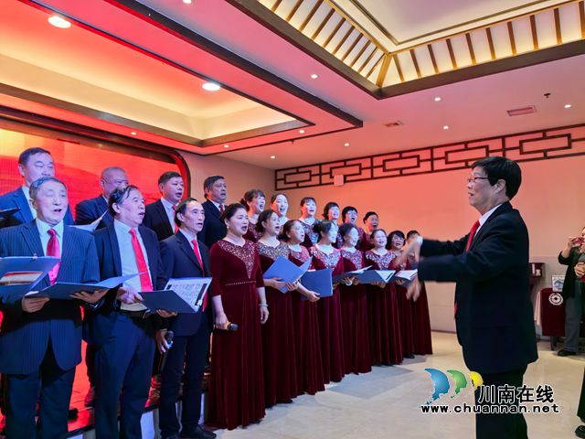 合唱队《歌曲串烧》（曾佐然摄）.jpg