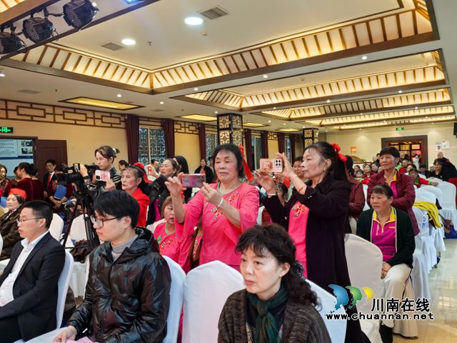 老人们即是演员又是观众（曾佐然摄）.jpg