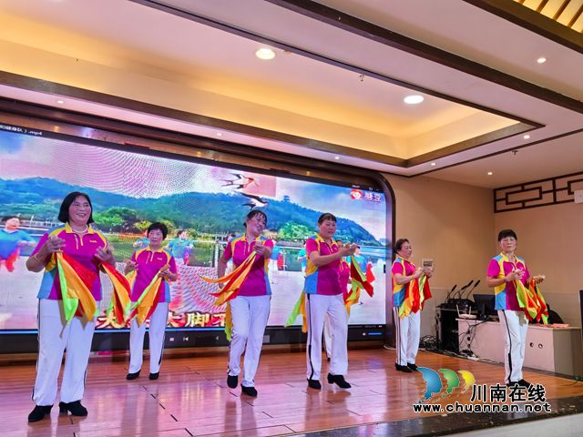 快乐健身队表演《二十年后再相会》（曾佐然摄）.jpg