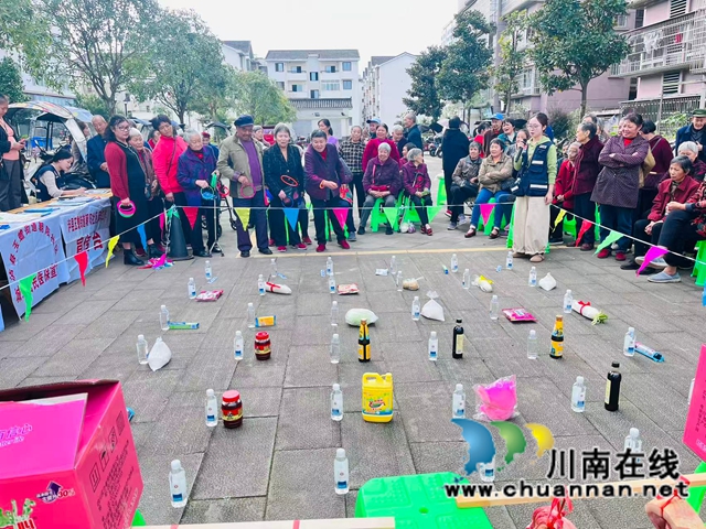 套圈活动现场（龙洪艳摄）.jpg