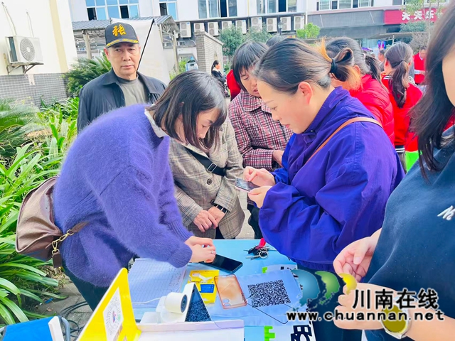 电信公司为老人们手机免费贴膜（龙洪艳摄）.jpg