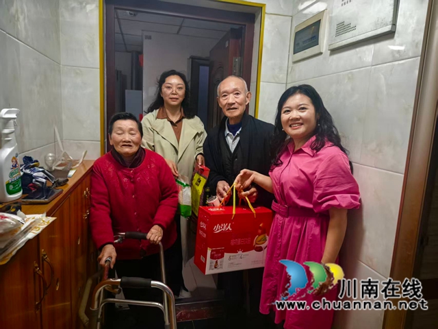 慰问90岁以上老人（龙洪艳摄）.jpg