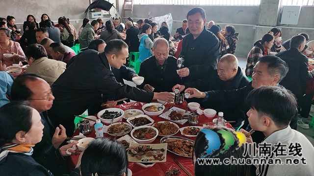 共进敬老餐（刘孝春摄）.jpg