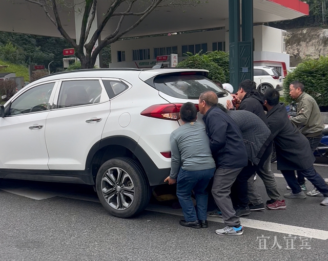 老人被卷入车底！宜宾20多名路人英雄抬车救人！
