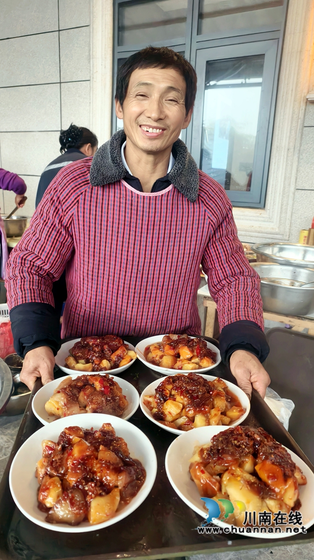 图1：上菜师傅乐呵呵.jpg
