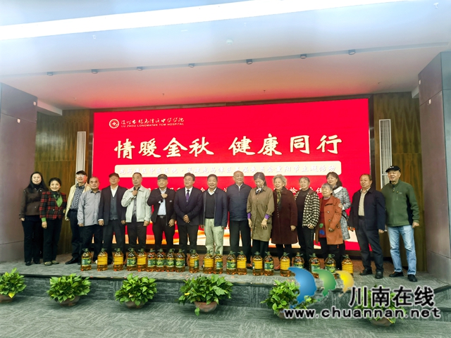 龙马潭区企业家会员陈芹为老会员送上慰问品.jpg