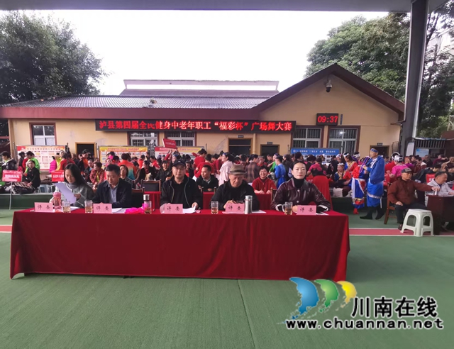 比赛现场中的评委.jpg