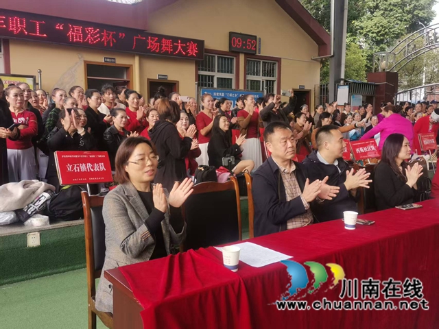 报以热烈掌声的观众.jpg