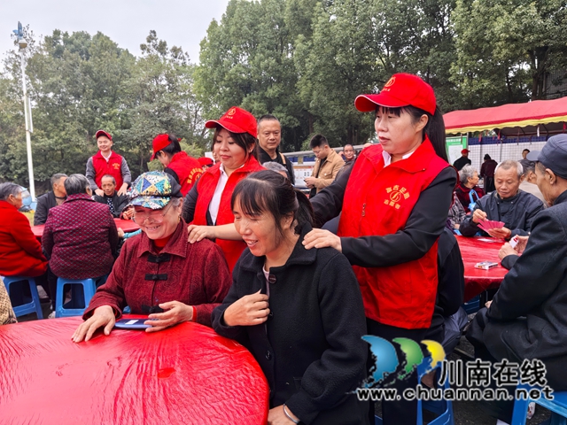 义务按摩（曾佐然摄）.jpg