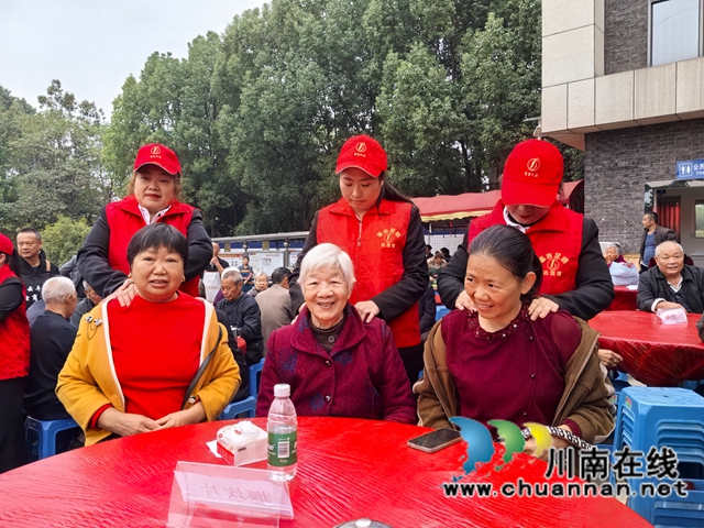 爱心按摩（曾佐然摄）.jpg