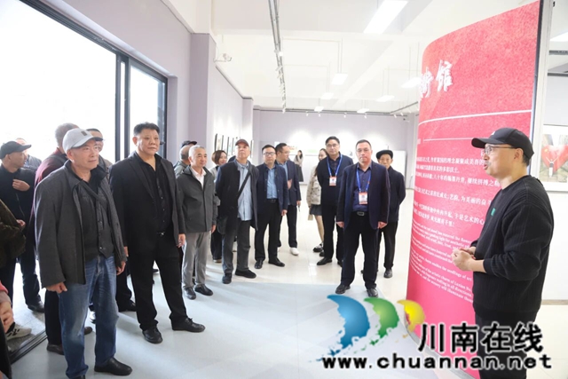 教师为退休教职工讲解.jpg