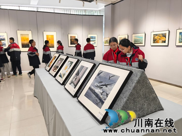 师生参观.jpg
