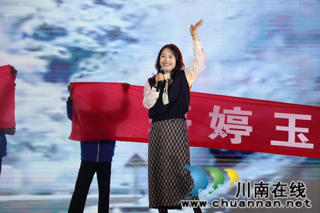 黄瑶.JPG