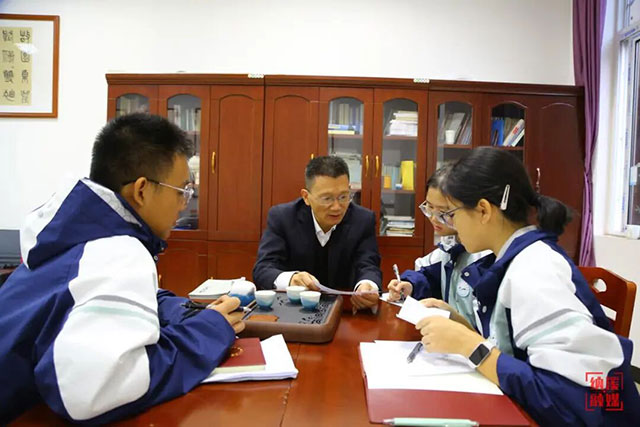 纳溪这所中学太牛了！师生诗联作品火出圈，获评中国楹联教育基地