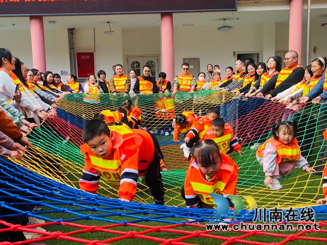理论实操双驱动 亲子同行守安全｜泸县惠济路幼儿园消防安全亲子演习活动