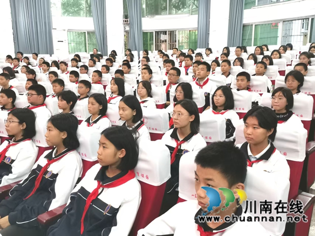 学生们聆听红色故事.jpg