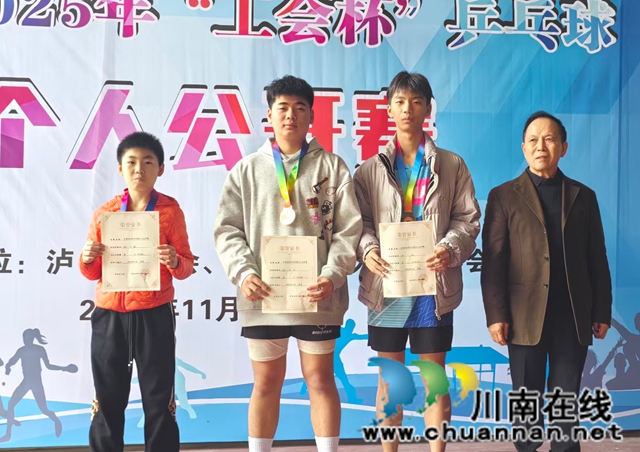 获得青少年组前三名者与颁奖者留影.jpg