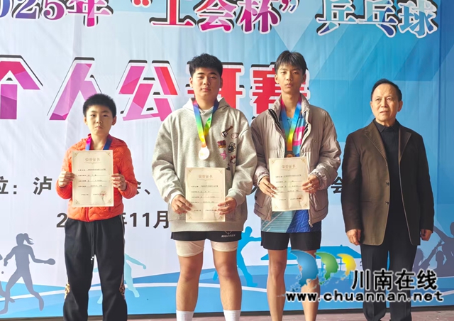 获得青少年组前三名者与颁奖者留影.jpg