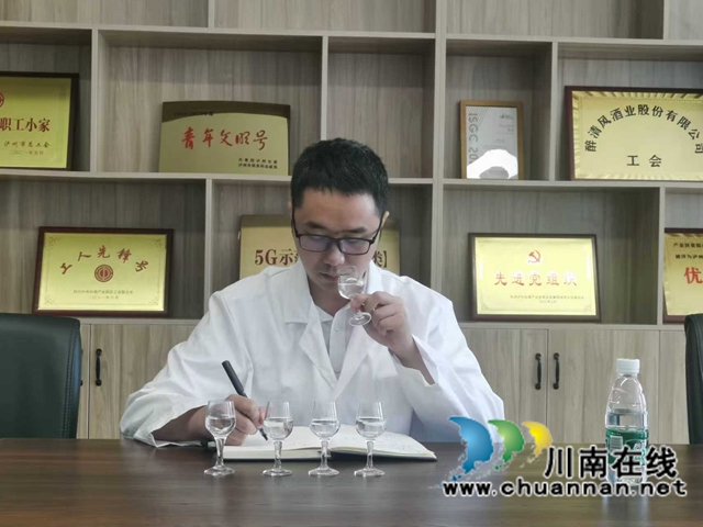 数字潮头立 匠心韵里行一一从黄志久从车间走向国家级评委的产业启示