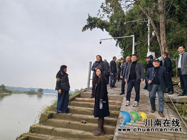 在海潮镇红岩子码头调研1（曾佐然摄）.jpg