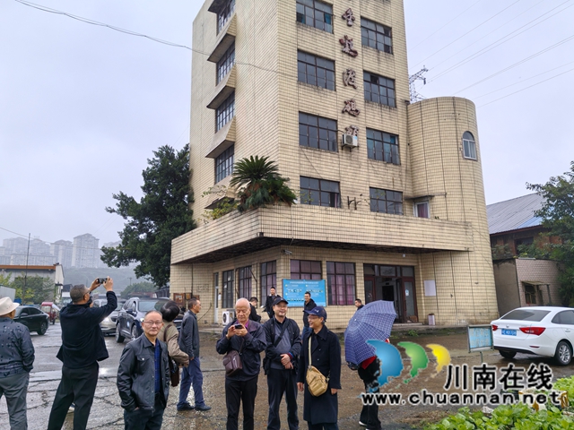 在金鸡渡码头调研（曾佐然摄）.jpg
