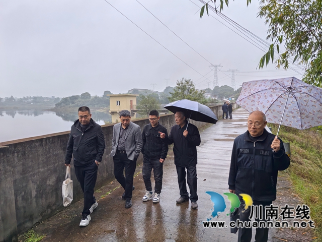 在九龙湖采风（曾佐然摄）.jpg