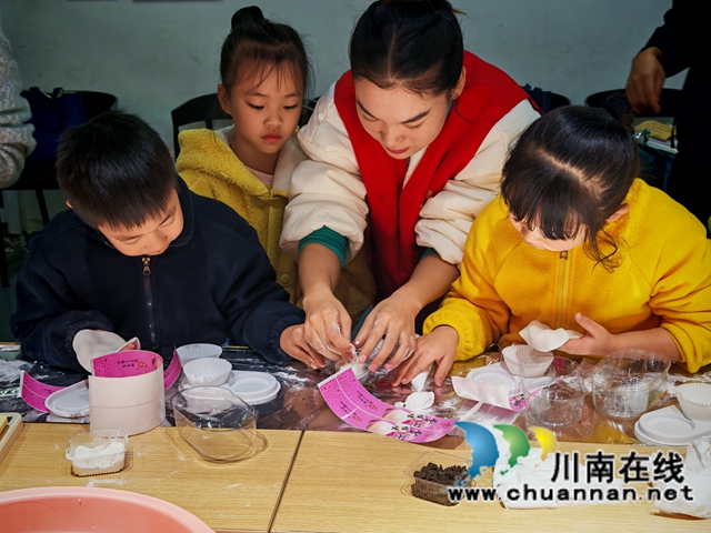 龙马潭区鱼塘街道云华山社区开展“糯软云朵：云端手作雪团酥”主题体验活动
